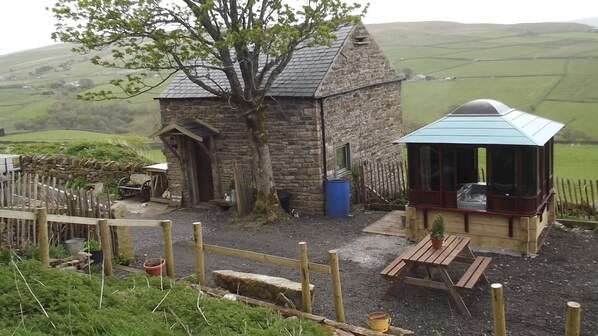 Crofter cottage with all weather hottub