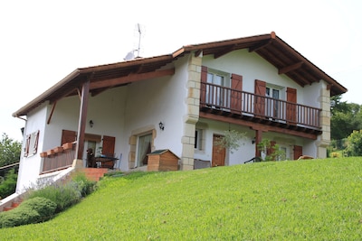 Detached house between the sea and the mountain