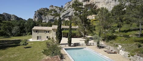 Overview of the property in the Park of Les Alpilles