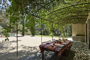 Shaded terrace and plancha