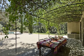 Shaded terrace and plancha