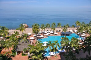 2nd pool in front of the Sheraton hotel.