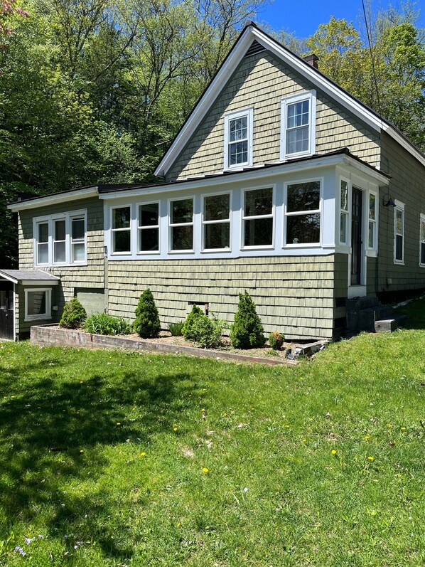 Village cottage with 3 season porch steps from ski shuttle in winter 