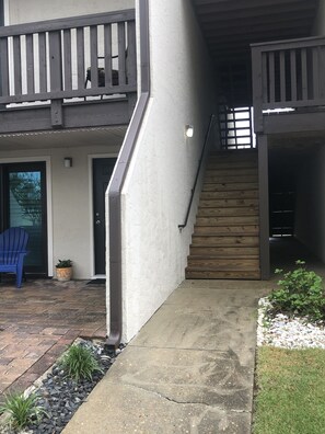 15 steps from the pool and 45 from the overlook deck - up 1 flight to the unit