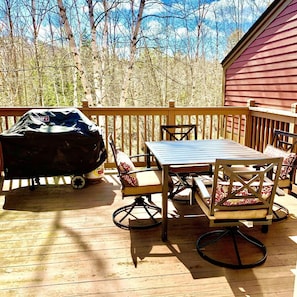 Outdoor patio with table, chairs and gas grill