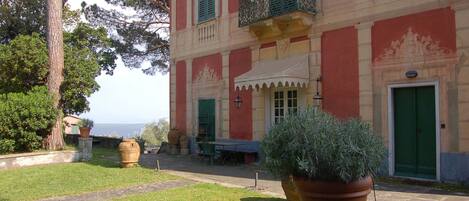 Back view of the entire Villa facing the main coastal road Via Aurelia