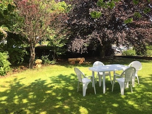 dans le jardin gîtes Ausara