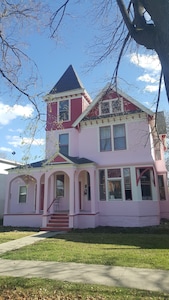 Newly Remodeled Queen Anne Apartment