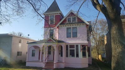 Newly Remodeled Queen Anne Apartment