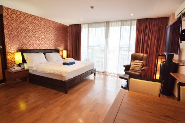 King bed, large living area