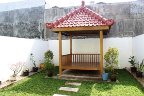 Gazebo Taman Belakang