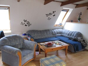 Gemütliches Wohnzimmer mit Sofaecke