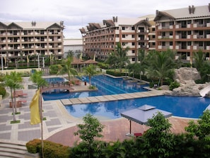 Artsy 2br AptB Malls AirpTr ALABANG