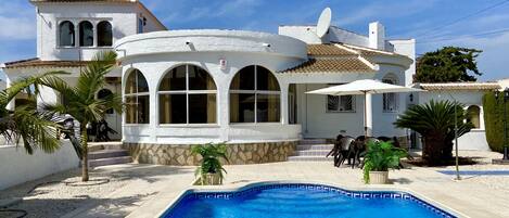 Villa & Pool 