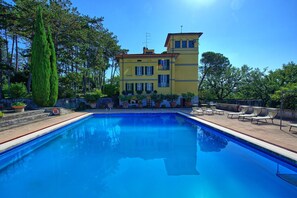 Building Exterior, Garden, Pool