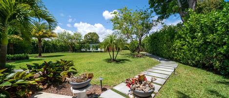 Lovely landscaped property with total privacy. A dog lover's paradise ! 