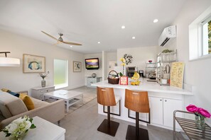 Fully equipped kitchen, tastefully decorated living room . 