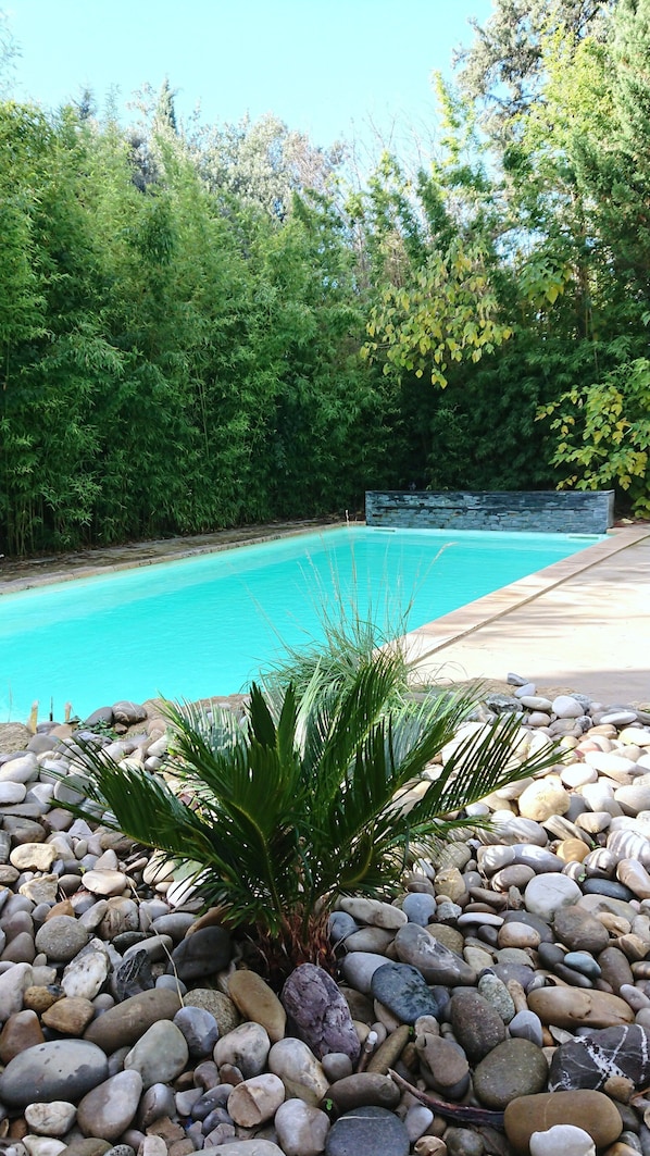 PISCINE ET JACUZZI EN CAMPAGNE AIXOISE