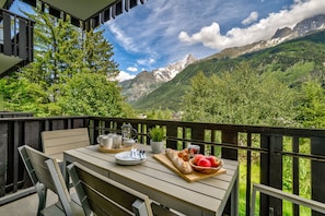 Balcon avec mobilier d'extérieur