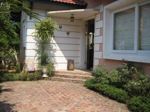 Inviting driveway leading to front entrance