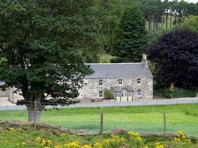 Casa de piedra tradicional restaurada con cariño en el Parque Nacional Cairngorms.