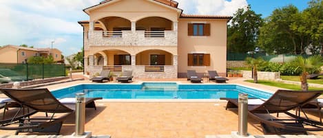 Villa Zora, private pool, spacious surroundings