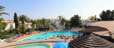 Shared Swimming Pool - 2 Bedroom Apartment São Rafael Beach - Albufeira 