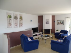 salon avec TV, lecteur DVD, canal sat, internet