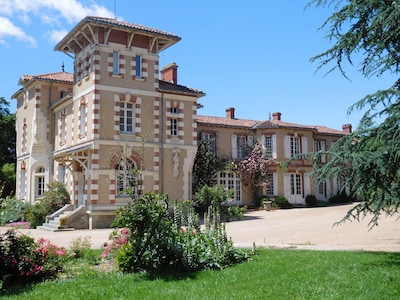 Large Italian villa with its park, swimming pool and tennis court