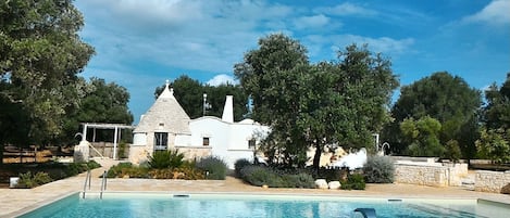 The trullo's with s.pool