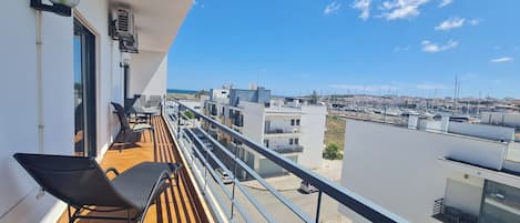 Wohnung mit Balkon, Möbeln und Meerblick