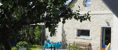 gîte "Les phormiums" terrasse 45m2, tournée vers le jardin.