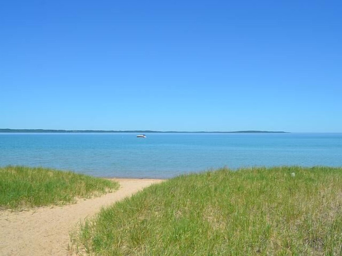 ELK RAPIDS/GRAND TRAVERSE BAY CONDO #12