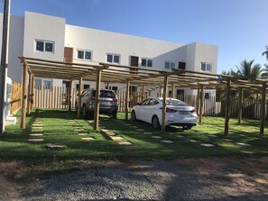 02 vagas de garagens e pode pegar até 03 