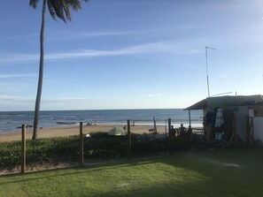 Fica na praia do surf , com piscinas naturais