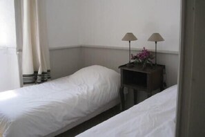 Beige bedroom (2 beds)