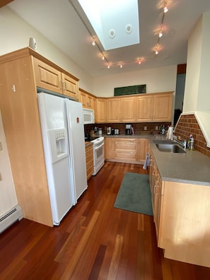 Kitchen (open concept to dining room)