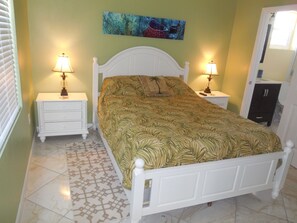 Bedroom with queen sized bed