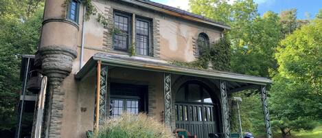 The first US Forestry School under Gifford Pinchot occurred in this building