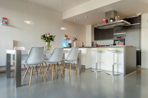 Dinner table for 6 & 2 bar stools at the kitchen-island