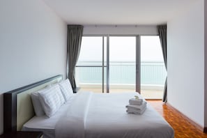 Front SeaView 2BR Apt._Baan TiewKlurn HH