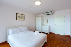 Front SeaView 2BR Apt._Baan TiewKlurn HH