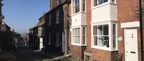 Mermaid Cottage in the sunshine