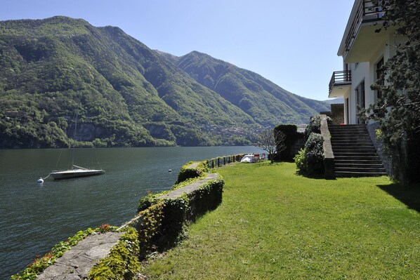 Villa Laglio right on Lake Como