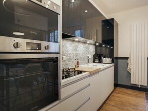 Robinet, Cabinetry, Comptoir, Évier, Cuisinière, Bâtiment, Cuisine, Appareil De Cuisine, Électroménager, Luminaire Plomberie