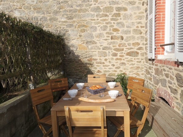 Table, Propriété, Meubles, Fenêtre, Plante, Bois, Vaisselle, Bâtiment, Chaise, Design Intérieur
