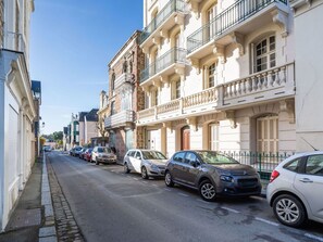 Voiture, Roue, Véhicule, Bâtiment, Fenêtre, Infrastructure, Bleu, Conception Automobile