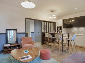 Meubles, Table, Propriété, Chaise, Bois, Éclairage, Design Intérieur, Salon, Sol, Sol