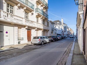 Voiture, Roue, Bâtiment, Ciel, Véhicule, Fenêtre, Surface De La Route, Infrastructure