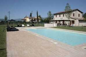 Umbrian apartment with a shared pool